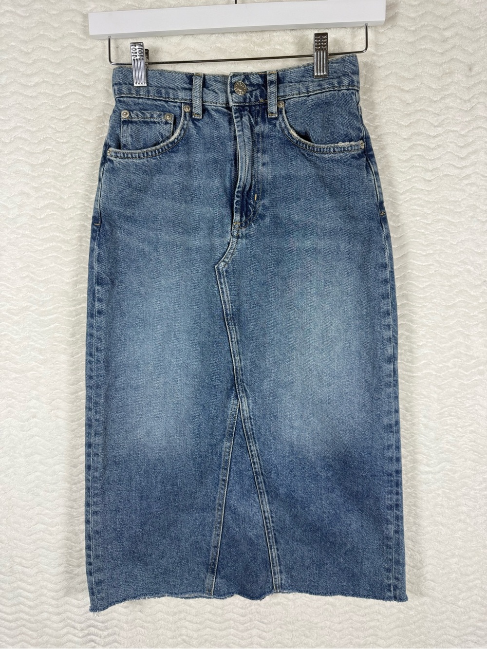 Rails Classic Blue Denim Straight Skirt raw hem. So cute and simple ๐ฅ๐งก
